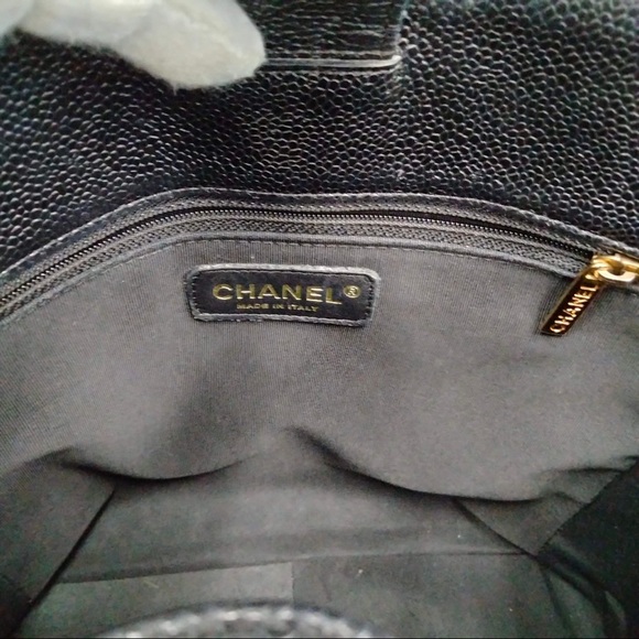 CHANEL
BLACK QUILTED CAVIAR PETITE SHOPPING TOTE (PST) - Picture 5 of 6